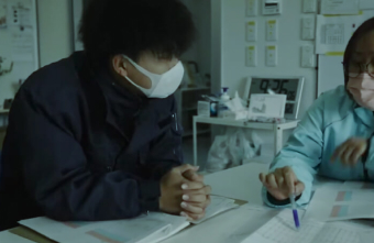 内容を確認しながら打ち合わせをする様子